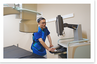 レントゲンを見ながらの透視下で薬液の広がりなどを確認しながら確実なブロック注射を行います。